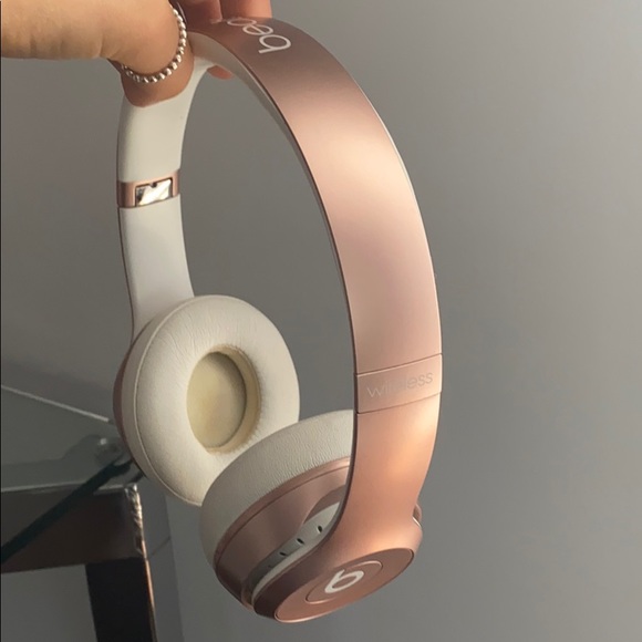 Beats rose gold headphones - Picture 3 of 4